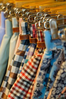 Rafta, farklı kıyafetler renkli giyim