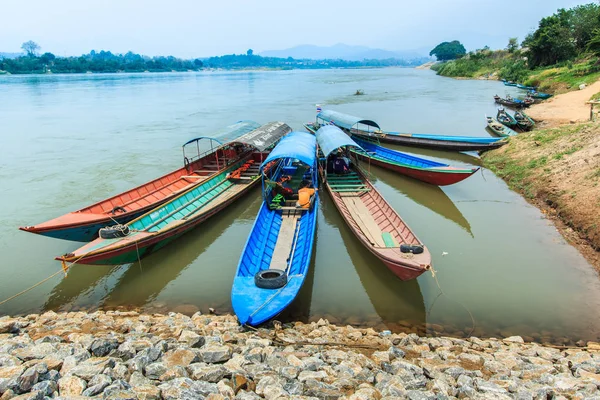 Yolcu tekne Tayland Mekong Nehri üzerinde tekne, yolcu teknesi, sürat teknesi.