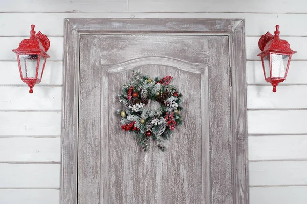 Vánoční věnec na dveře v interiéru — Stock fotografie