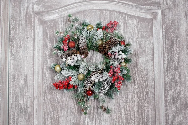 Corona de Navidad en la puerta en el interior — Foto de Stock