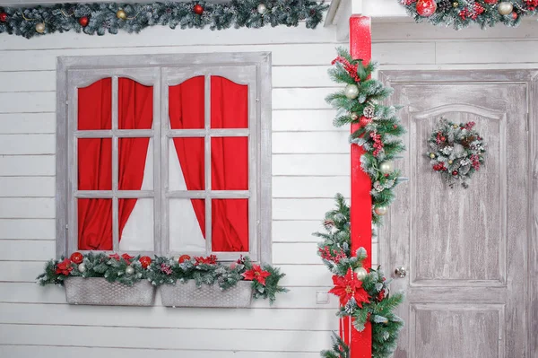 Corona de Navidad en la puerta en el interior Imágenes De Stock Sin Royalties Gratis