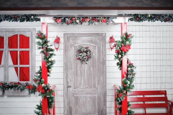 Corona de Navidad en la puerta en el interior Fotos De Stock
