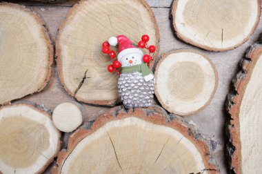 arka plan ahşap disklerin oyuncak kardan adam