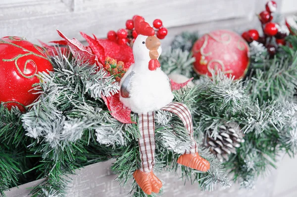 El símbolo del nuevo gallo 2017 en el fondo de las decoraciones de Navidad — Foto de Stock