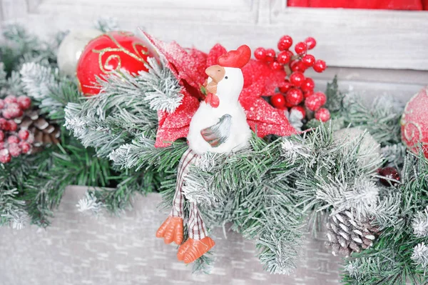 El símbolo del nuevo gallo 2017 en el fondo de las decoraciones de Navidad — Foto de Stock
