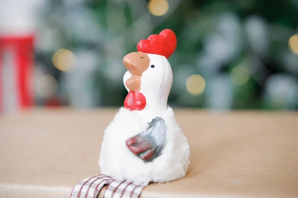 Noel ağacı ve hediye kutuları arka plan üzerinde yeni 2017 horoz sembolü