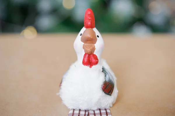 The symbol of the new 2017 rooster on the background of Christmas tree and boxes with gifts — Stock Photo, Image