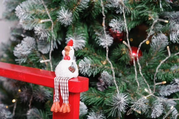 El símbolo del nuevo gallo 2017 en el fondo del árbol de Navidad — Foto de Stock