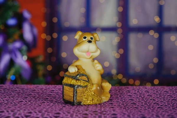 oyuncak köpek Noel ağacı arka plan üzerinde 