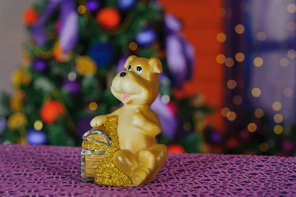 oyuncak köpek Noel ağacı arka plan üzerinde 
