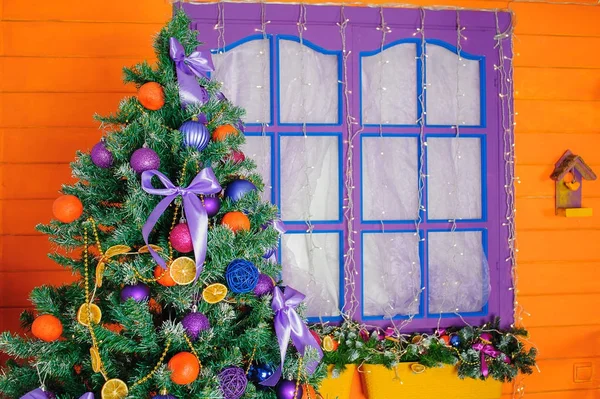 Noel ağacı yakın. 