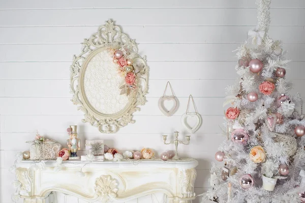 Beautiful Christmas interior in white tones with decorations and decorated the Christmas tree — Stock Photo, Image