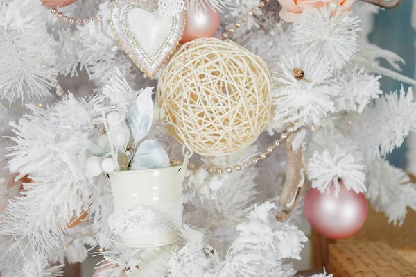 Mooie Witte Kerstboom Met Speelgoed Closeup — Stockfoto
