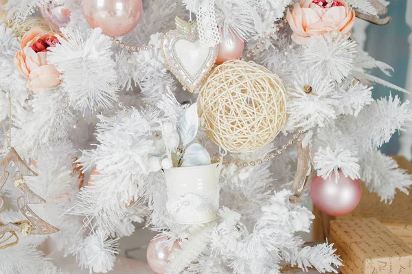 Hermoso Árbol Navidad Blanco Con Juguetes Primer Plano — Foto de Stock