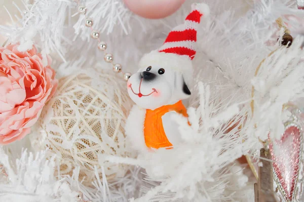 白の前に新しい 2018年犬のおもちゃのシンボルの装飾クリスマス ツリー クローズ アップ — ストック写真
