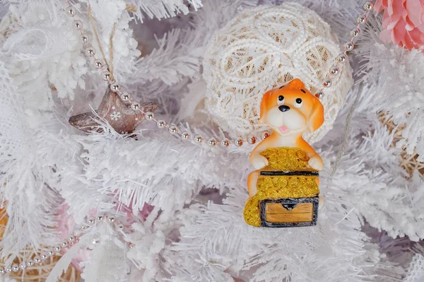 köpek oyuncak, Noel ağacının beyaz arka plan üzerinde paralar bir kutu ile yeni 2018 sembolü