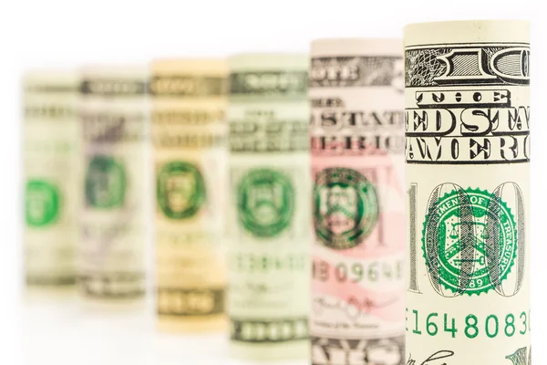 Rullar av amerikanska dollar sedlar i en rad — Stockfoto