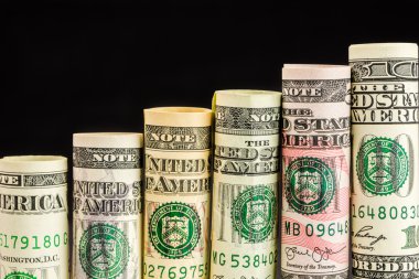 yükselen adımları tüm Amerikan Doları banknot rulo yapılmış 