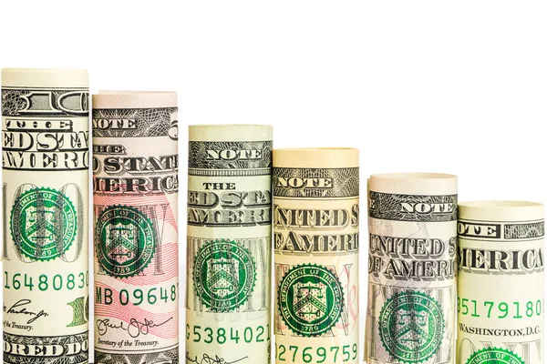 Падающие шаги из рулонов банкнот всех американских долларов — стоковое фото