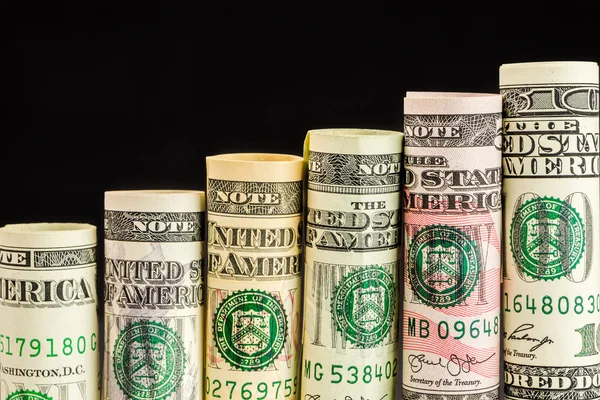 すべてのアメリカのドル紙幣のロールの上昇のステップを作った — ストック写真
