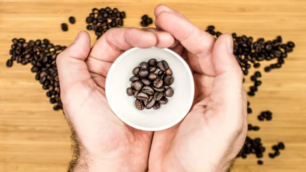 남자 화이트 세라믹 컵 커피 콩의 전체 보유 — 스톡 사진