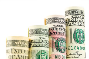 yükselen adımları dört en değerli Amerikan Doları rulo yapılmış 