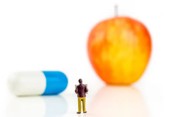 Выбор между таблетками или фруктами — стоковое фото