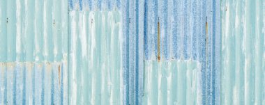 yeşil boyalı alüminyum duvar birçok yamalar ile