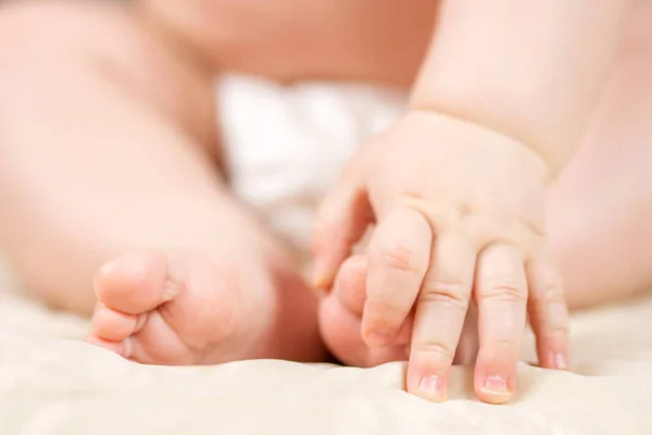 Detailní záběr na nohy a ruce dítěte — Stock fotografie