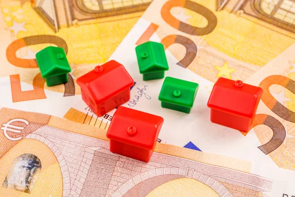 Investissement immobilier avec de nouveaux 50 euros comme backgroun — Photo