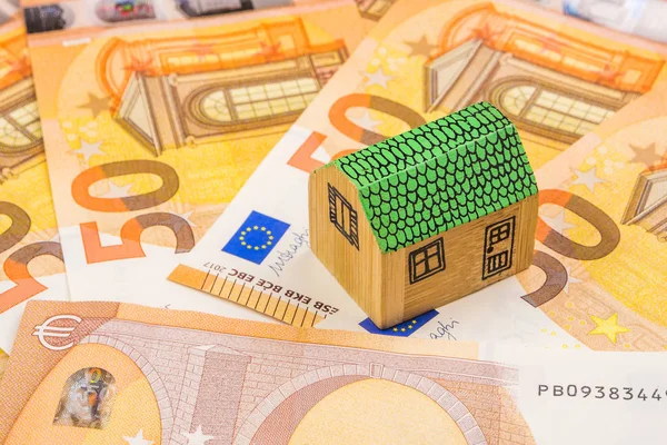Investissement immobilier avec de nouveaux 50 euros comme backgroun — Photo