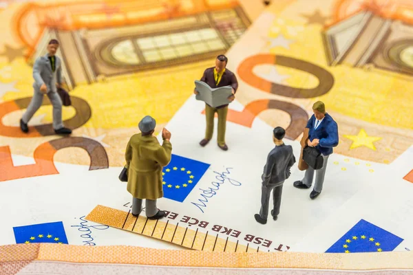 Petites figurines discutant et se tenant debout sur un nouveau billet de 50 euros — Photo