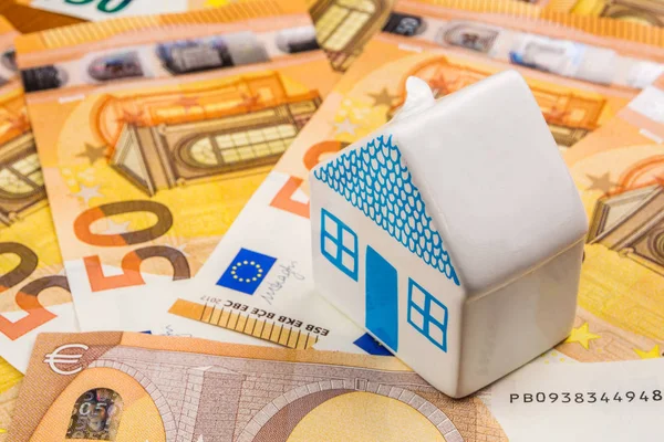 Inversión inmobiliaria con nuevos 50 euros como telón de fondo — Foto de Stock