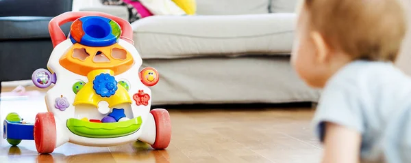 Kind spielt mit einem Spielzeug — Stockfoto