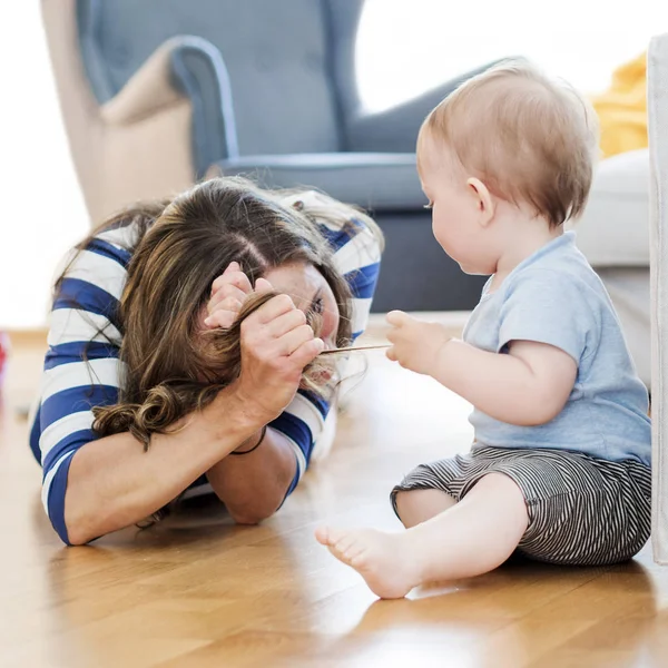 Anne çocuğunu oynuyor