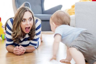 Anne çocuğunu oynuyor