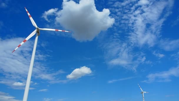 Dos molinos de viento girando durante el día nublado de verano ventoso — Vídeo de stock