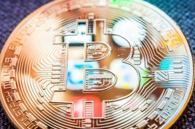 Altın bitcoin madeni para bir akıllı telefon ile görüntüleme uygulamaları yansıma