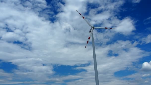 Odnawialne źródła energii - turbiny wiatrowe Młyn — Wideo stockowe