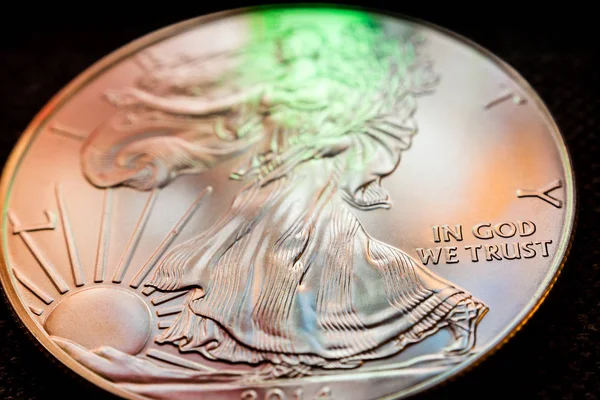 Інвестування в срібні монети — стокове фото