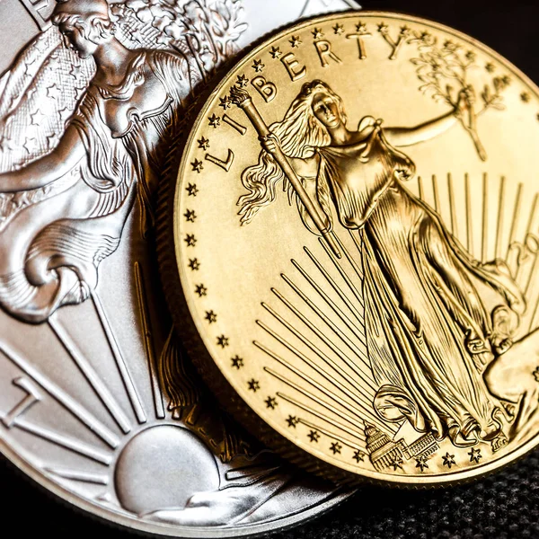 Sas ezüst és arany american eagle egy uncia érmék — Stock Fotó