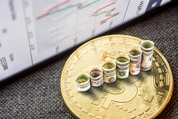 Χρυσή bitcoin κέρμα με δολάρια σχηματίζοντας αυξανόμενες βήματα — Φωτογραφία Αρχείου