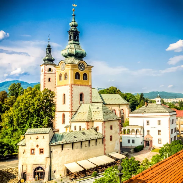 Stora torget i Banska Bystrica, Slovakien med historiska befästning — Stockfoto