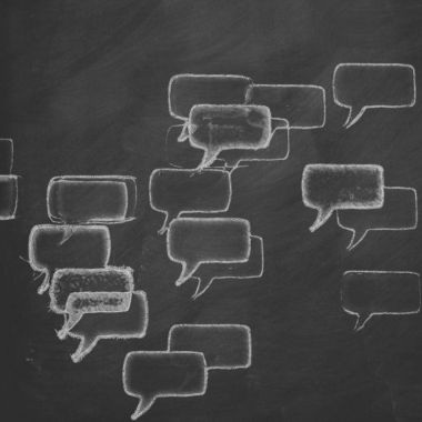 Siyah tebeşir tahtaya çizilen iletişim işaretleri