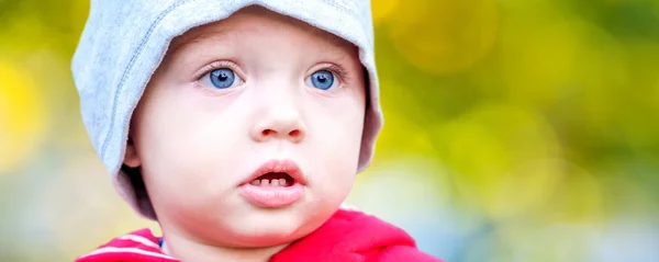 Descubrir el mundo de un niño de un año —  Fotos de Stock