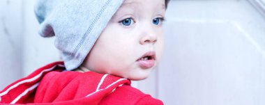 bir yaşında bir çocuk dünya keşfetmek