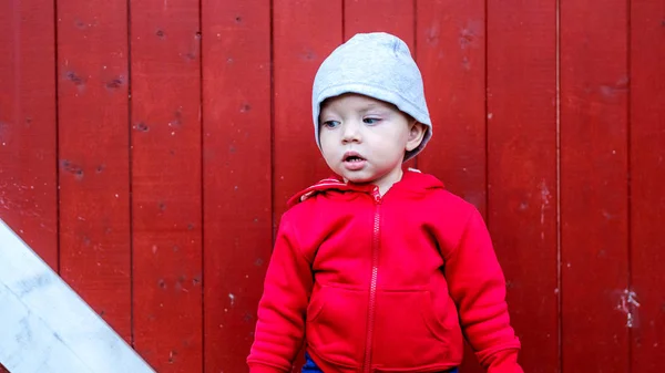 Bir yaşında bir çocuk dünya keşfetmek — Stok fotoğraf