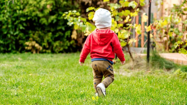 Alla scoperta del mondo di un bambino di un anno — Foto Stock