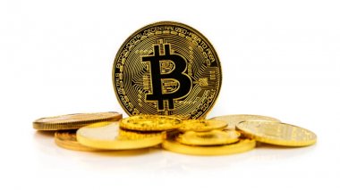 Beyaz arka plan üzerinde kenarında duran altın bitcoin sikke closeup
