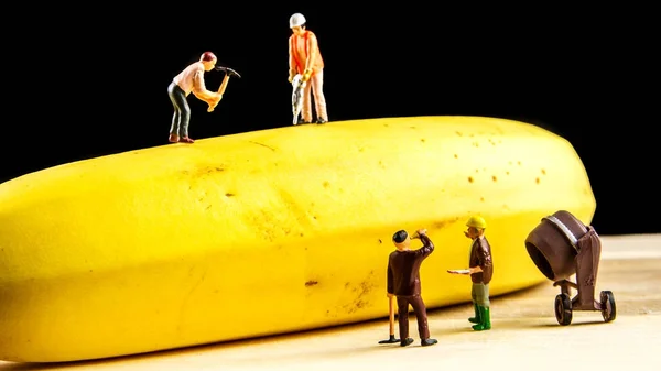 Duro lavoro di squadra per rendere la migliore banana possibile — Foto Stock